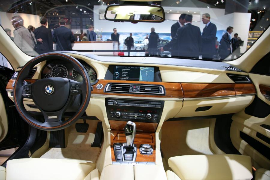  BMW 7-Series 2009 года  (фото 110 из 167)